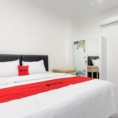 Reddoorz Syariah @ Sakura Hotel Jatiwaringin Bekasi Eksteriør bilde