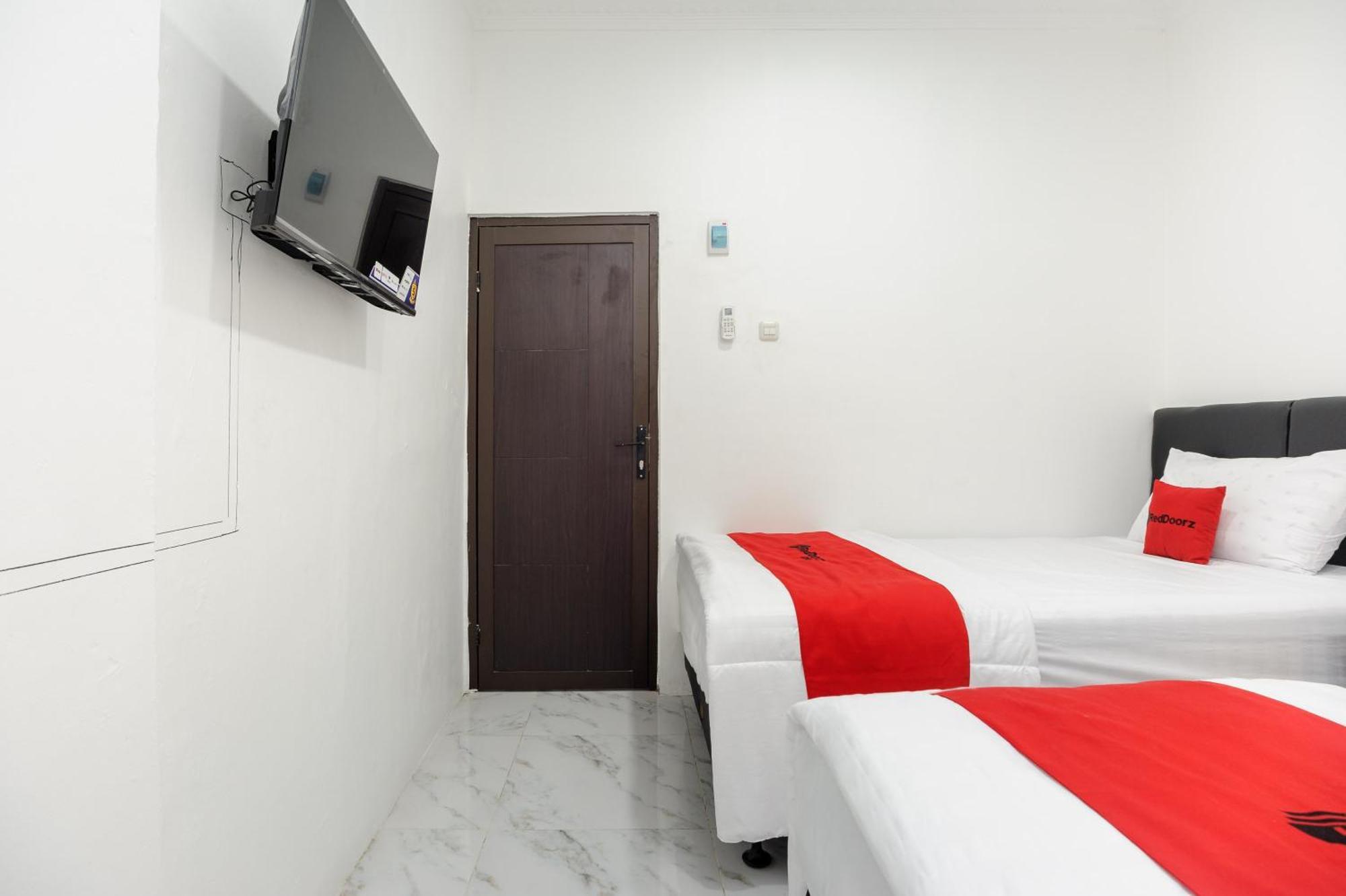 Reddoorz Syariah @ Sakura Hotel Jatiwaringin Bekasi Eksteriør bilde